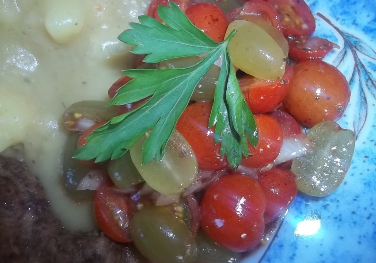 Sałatka pomidorowo-winogronowa foto