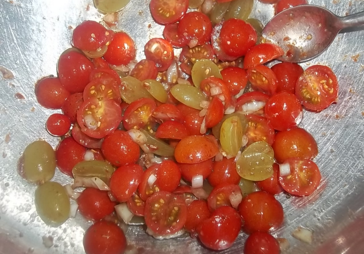 Sałatka pomidorowo-winogronowa foto