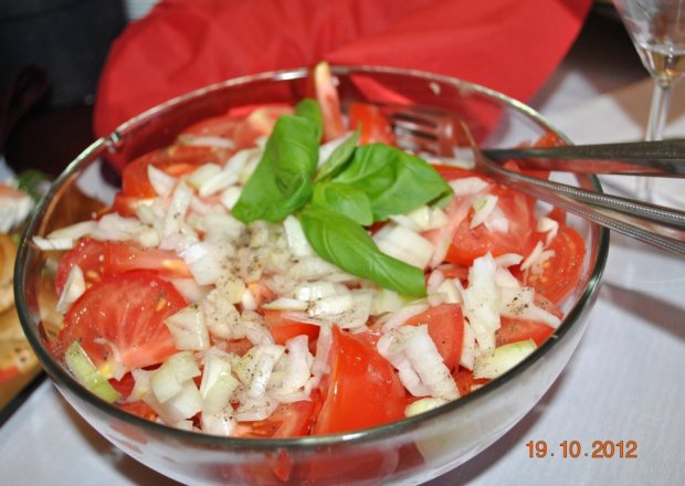 Fotografia przedstawiająca Sałatka pomidory z cebulą