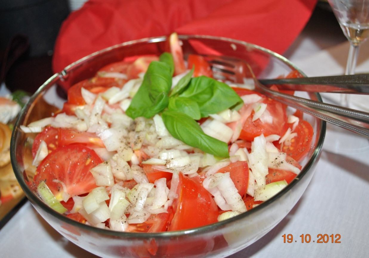 Sałatka pomidory z cebulą foto