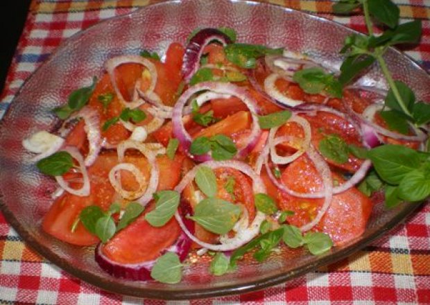 Fotografia przedstawiająca Sałatka prowansalska z ogórka i pomidora