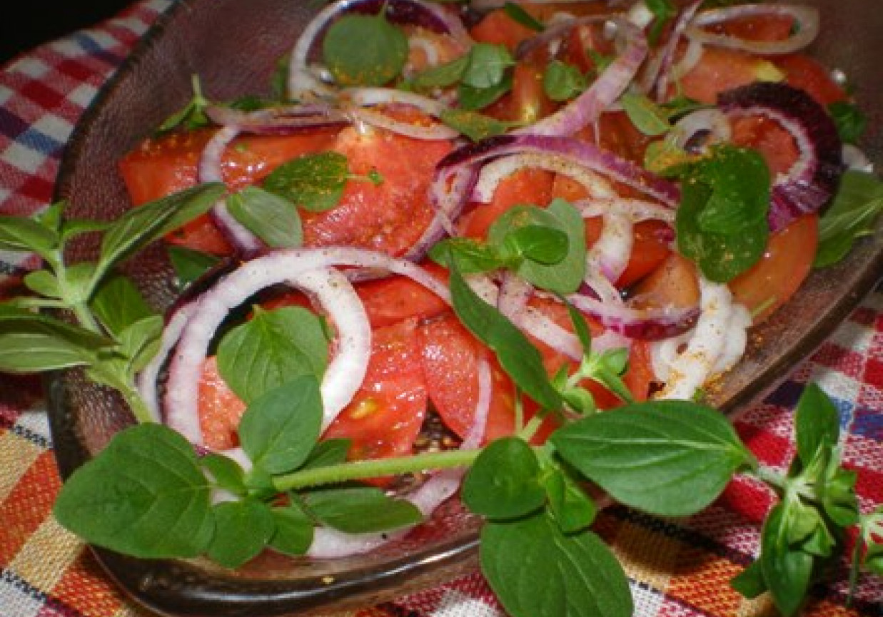 Sałatka prowansalska z ogórka i pomidora foto