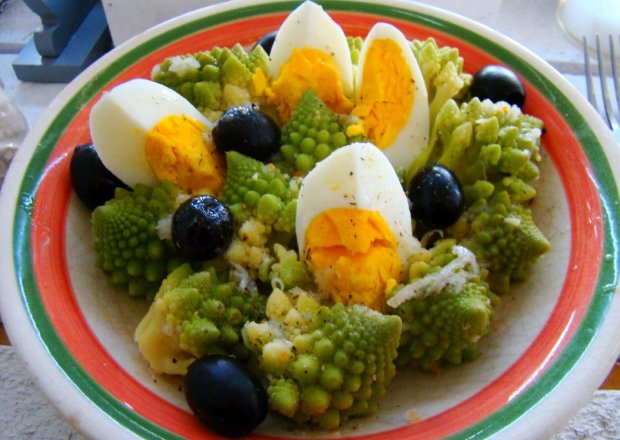 Fotografia przedstawiająca Sałatka romanesco z jajkiem i oliwkami