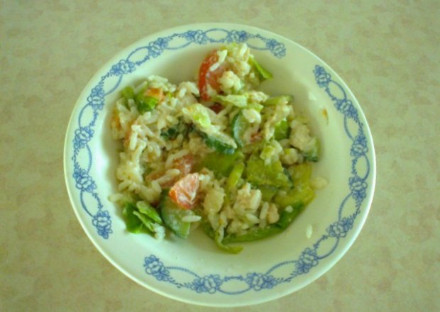Fotografia przedstawiająca Sałatka: ryż, kurczak i warzywa