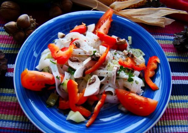 Fotografia przedstawiająca Sałatka ryżowa makaronowa z pomidorem i pieczarkami