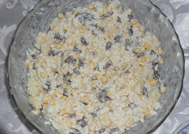 Fotografia przedstawiająca Sałatka ryżowa na słotkawo