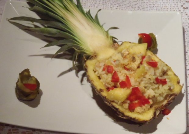 Fotografia przedstawiająca Sałatka ryżowa w ananasie