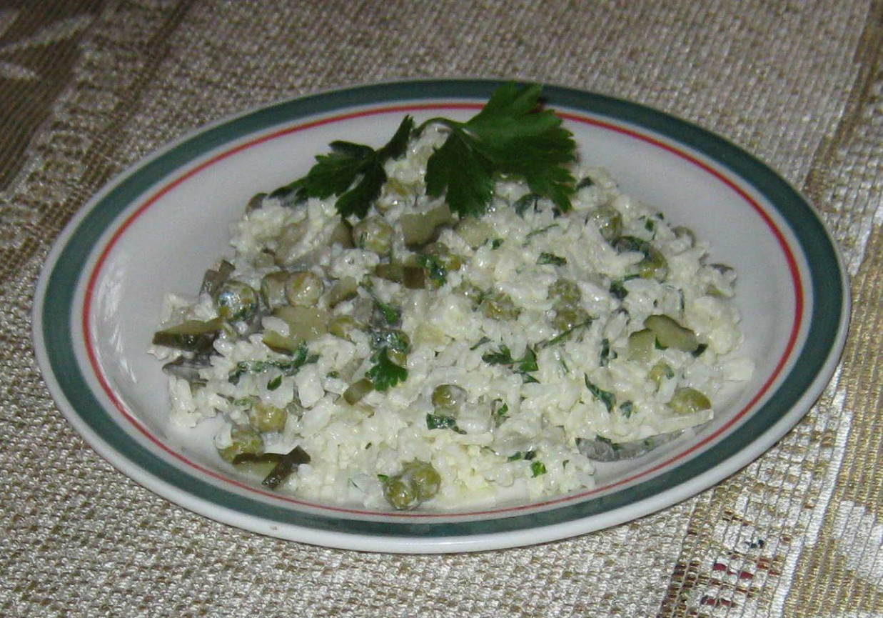 Sałatka ryżowa w groszkowym kolorze foto