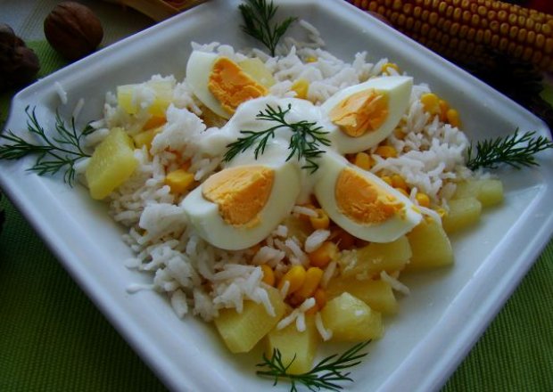 Fotografia przedstawiająca Sałatka ryżowa z ananasem i jajem