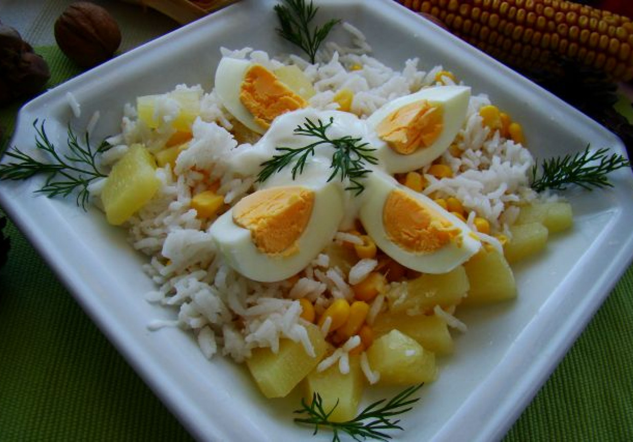 Sałatka ryżowa z ananasem i jajem foto
