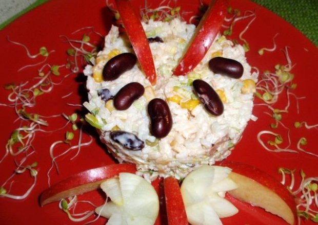 Fotografia przedstawiająca Sałatka ryżowa z ananasem i tuńczykiem