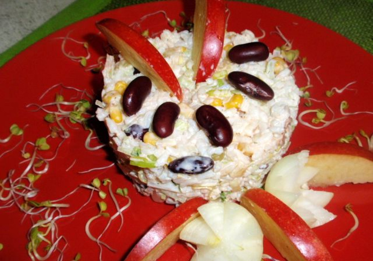 Sałatka ryżowa z ananasem i tuńczykiem foto