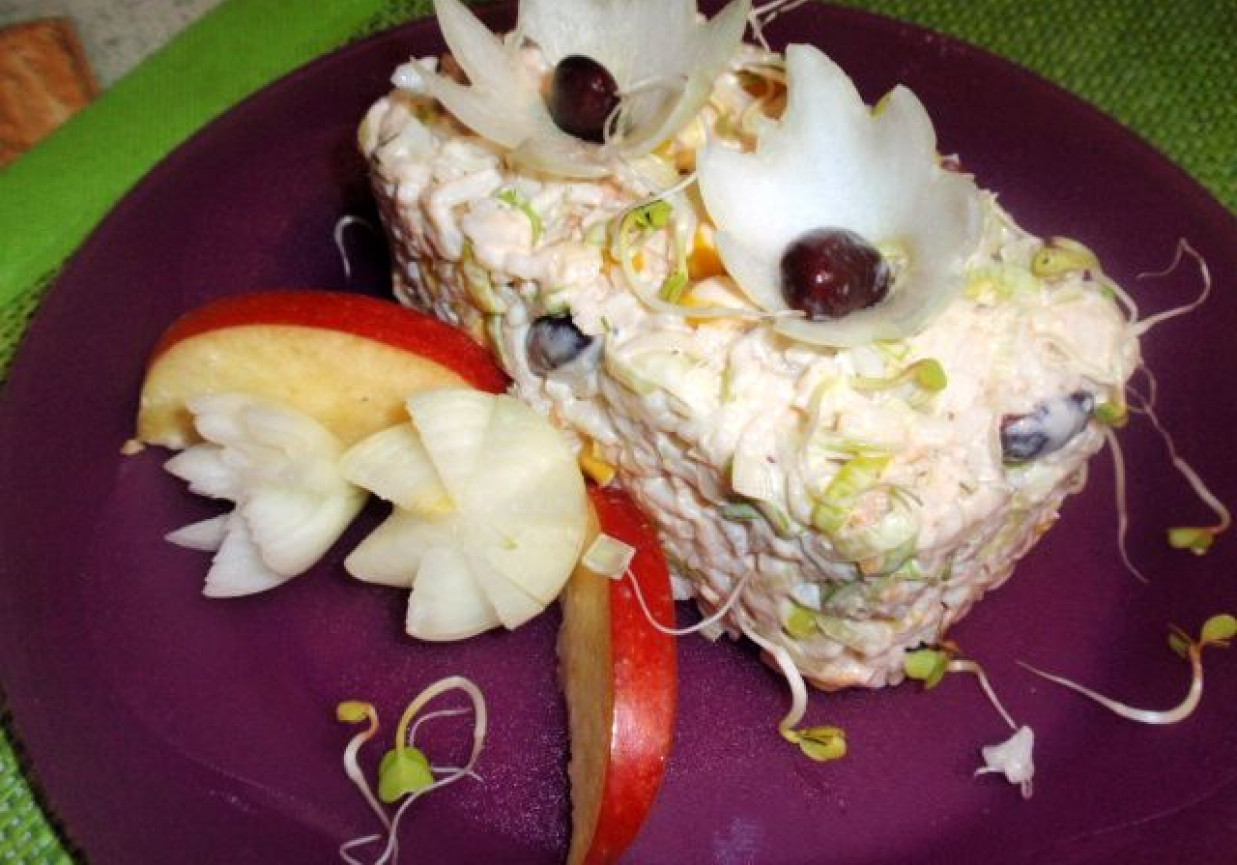 Sałatka ryżowa z ananasem i tuńczykiem foto