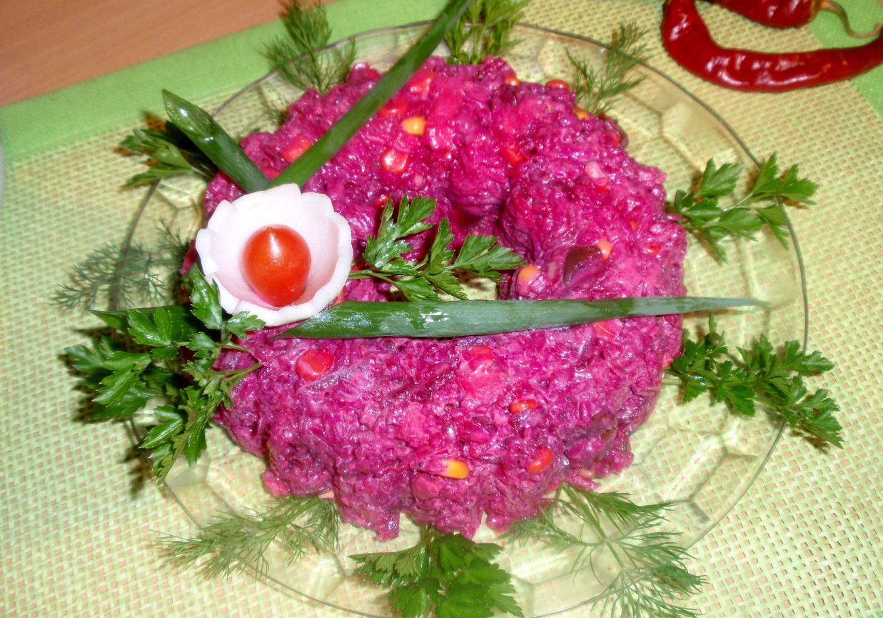 Sałatka ryżowa z burakami w formie wianuszka foto