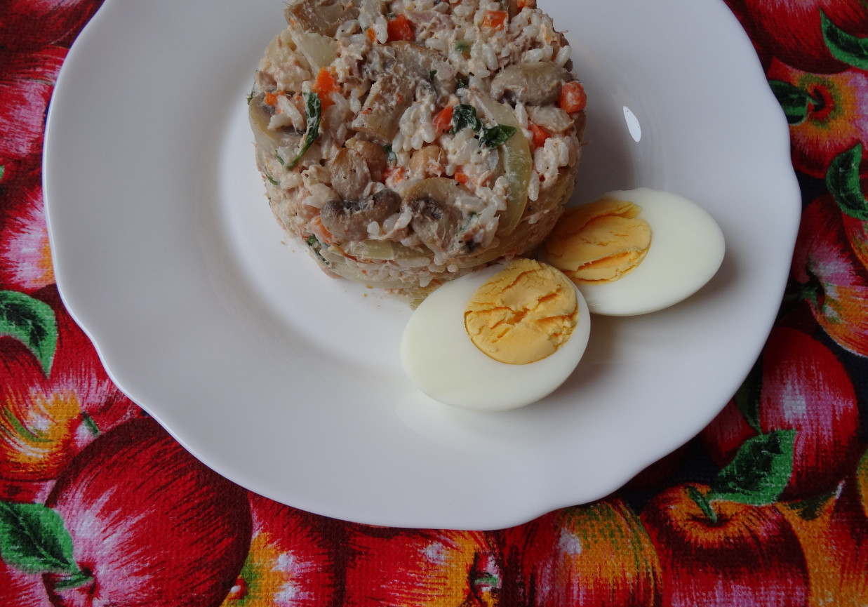 Sałatka ryżowa z cieciorką i tuńczykiem  foto