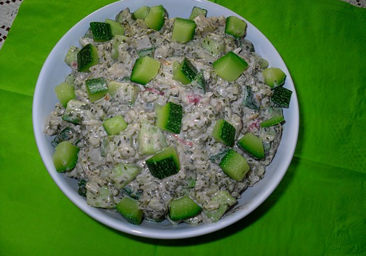 Sałatka ryżowa z cukinią foto