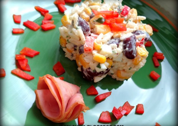 Fotografia przedstawiająca Sałatka ryżowa z czerwoną fasolą i kukurydzą