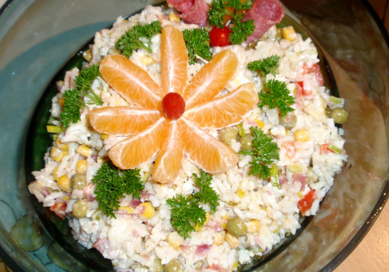 Sałatka ryżowa z dodatkami foto