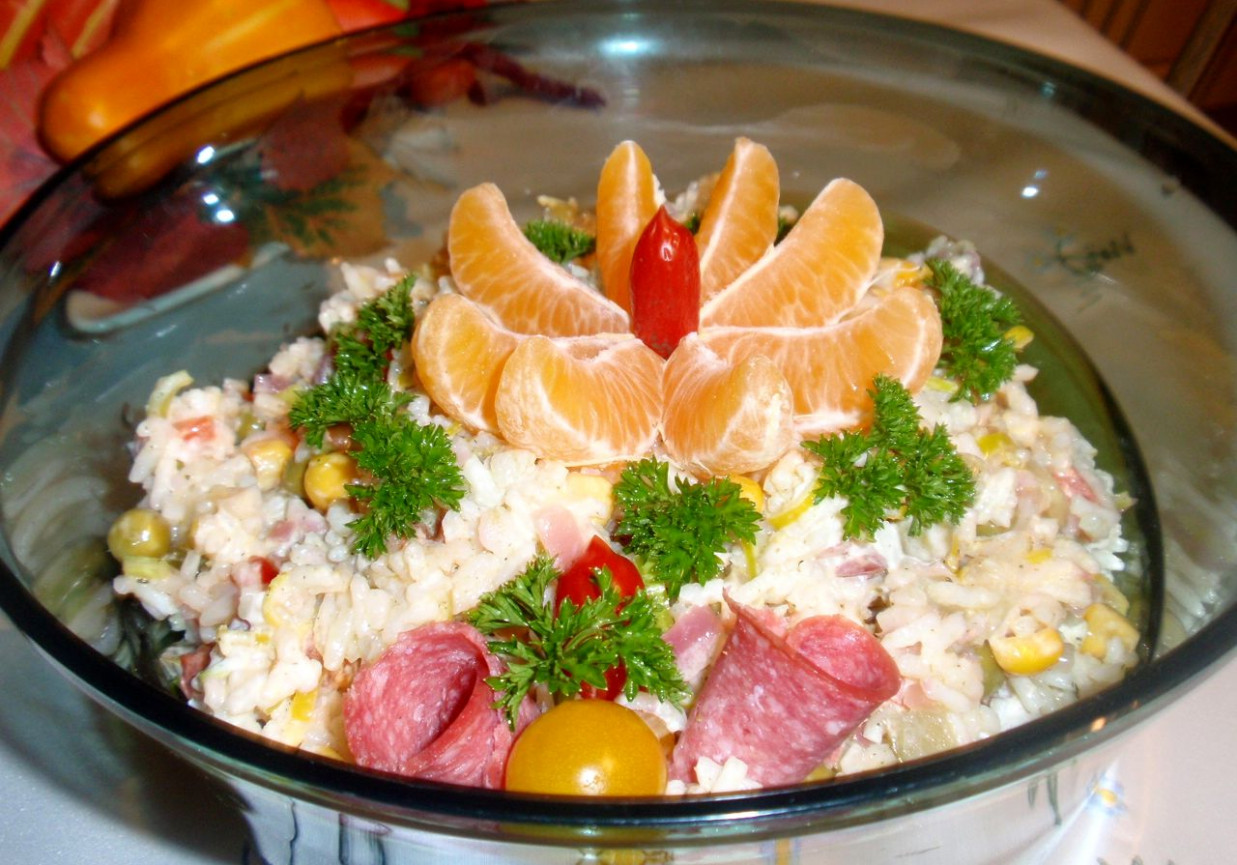 Sałatka ryżowa z dodatkami foto