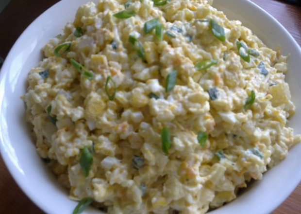 Fotografia przedstawiająca Sałatka ryżowa z jajkiem i kukurydzą