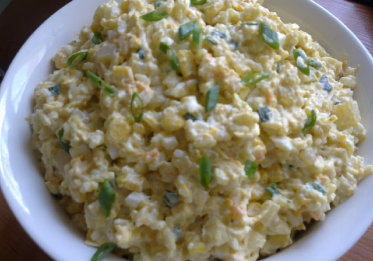 Sałatka ryżowa z jajkiem i kukurydzą foto