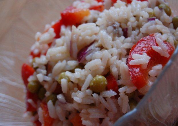 Fotografia przedstawiająca Sałatka ryżowa z kaparami i anchois