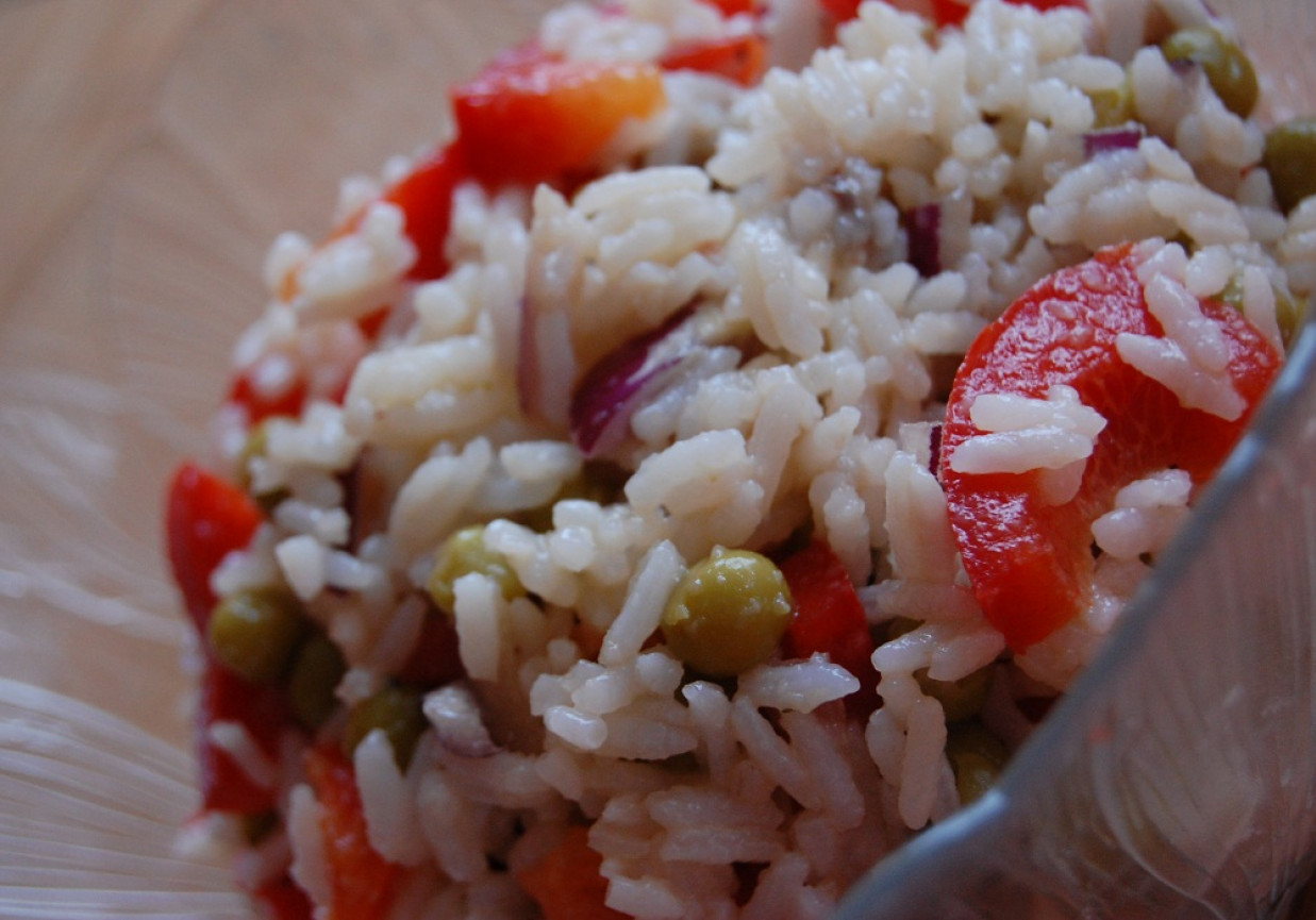 Sałatka ryżowa z kaparami i anchois foto