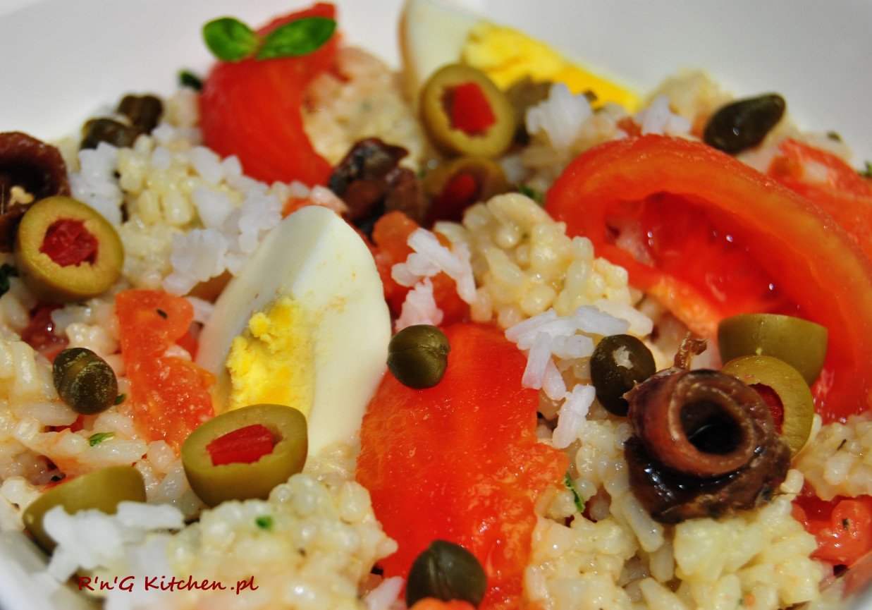 Sałatka ryżowa z kaparami i oliwkami  foto