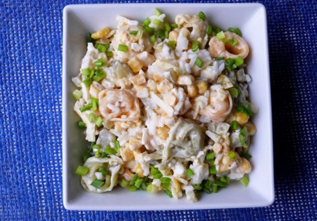 Sałatka ryżowa z kukurydzą i tortellini foto
