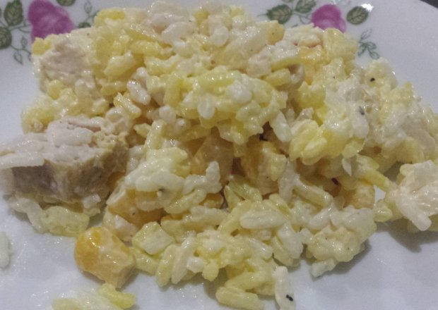 Fotografia przedstawiająca sałatka ryżowa z kurczakiem i ananasem
