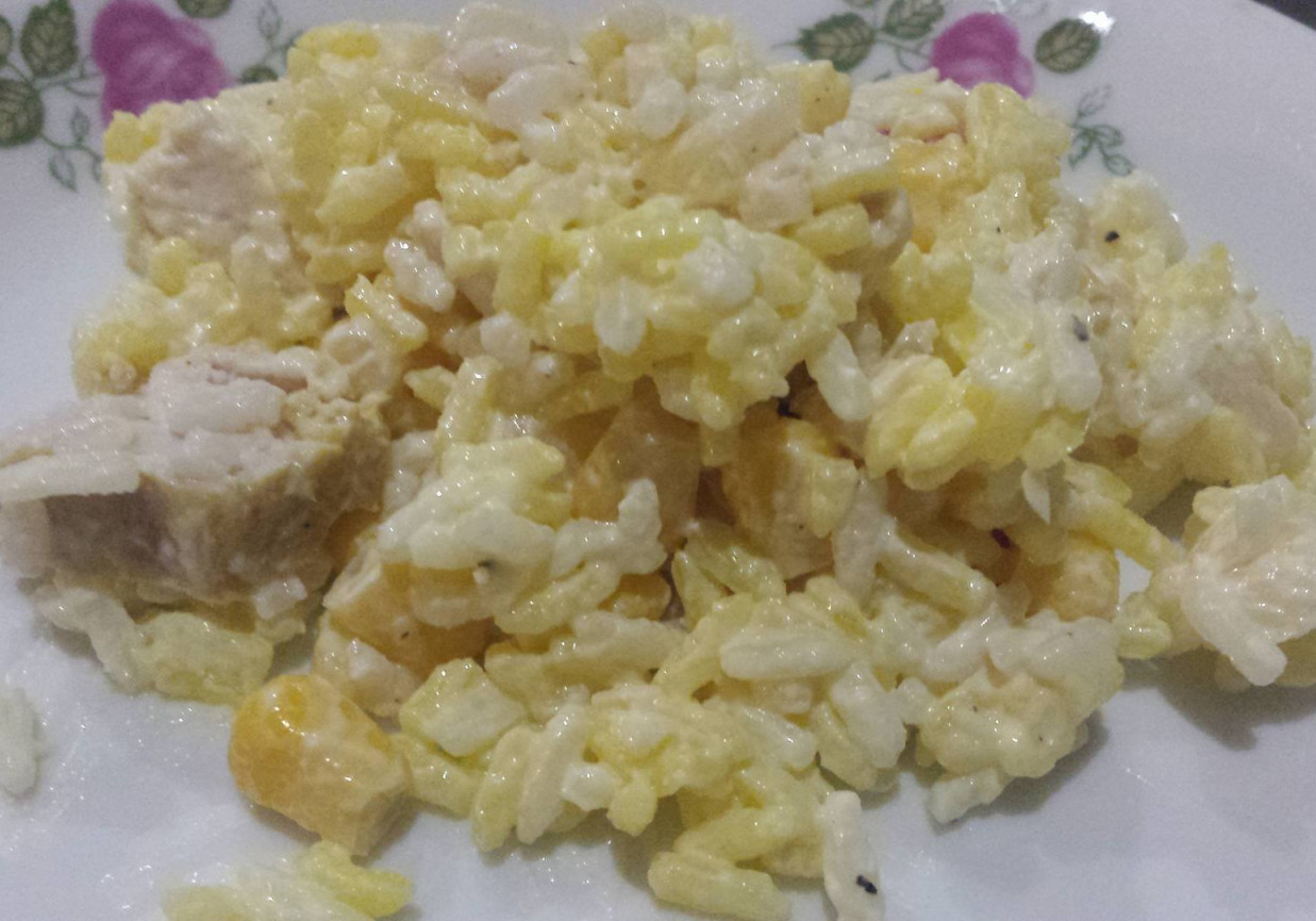 sałatka ryżowa z kurczakiem i ananasem  foto