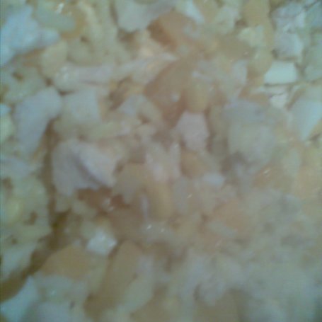 Krok 3 - sałatka ryżowa z kurczakiem i brzoskwiniami foto