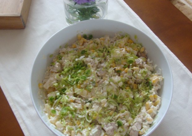 Fotografia przedstawiająca Sałatka ryżowa z kurczakiem