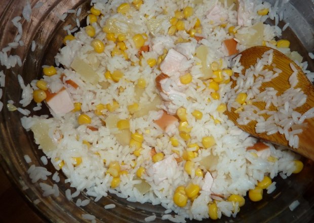Fotografia przedstawiająca Sałatka ryżowa z kurczakiem