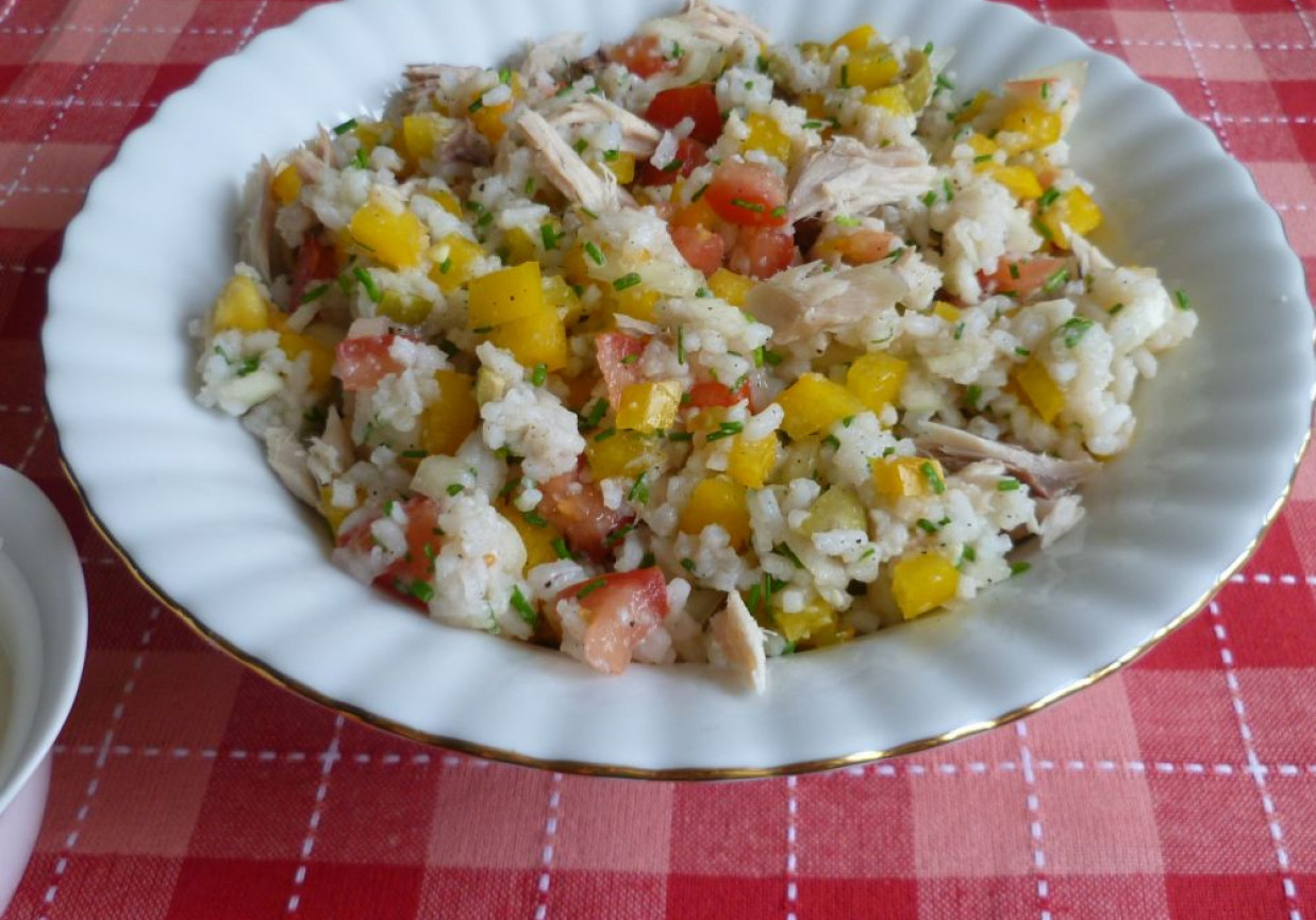 Sałatka ryżowa z makrelą  foto