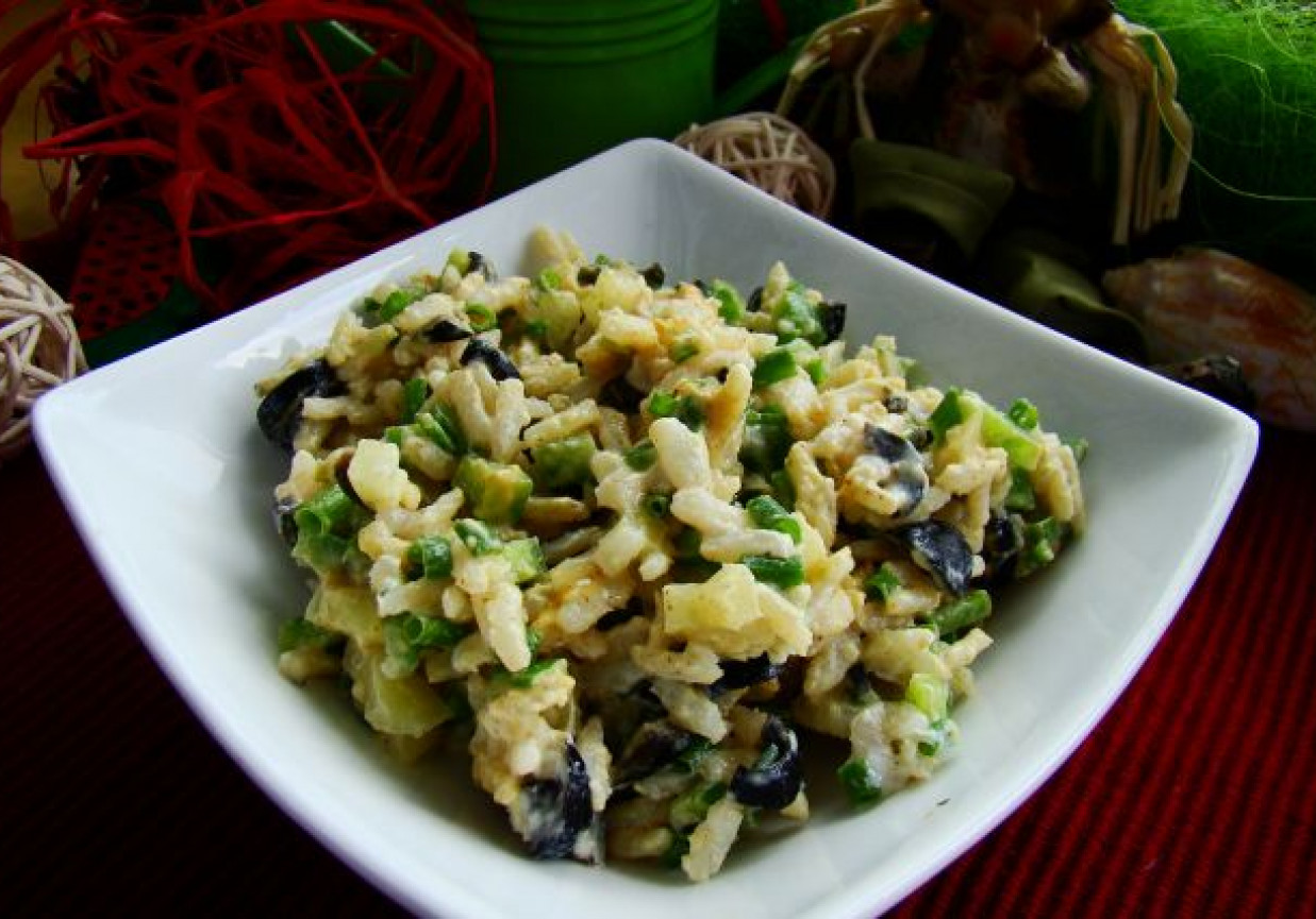 Sałatka ryżowa z oliwkami i papryką zieloną foto