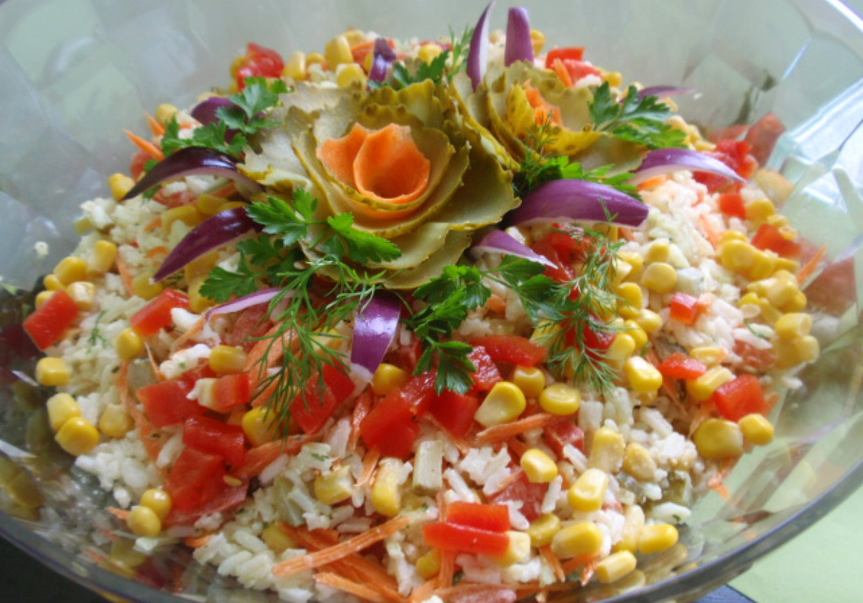 Sałatka  ryżowa z papryką foto