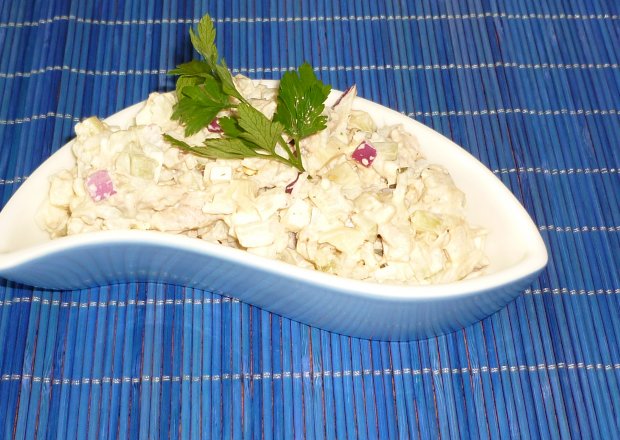 Fotografia przedstawiająca Sałatka ryżowa z pieczarkami i tuńczykiem