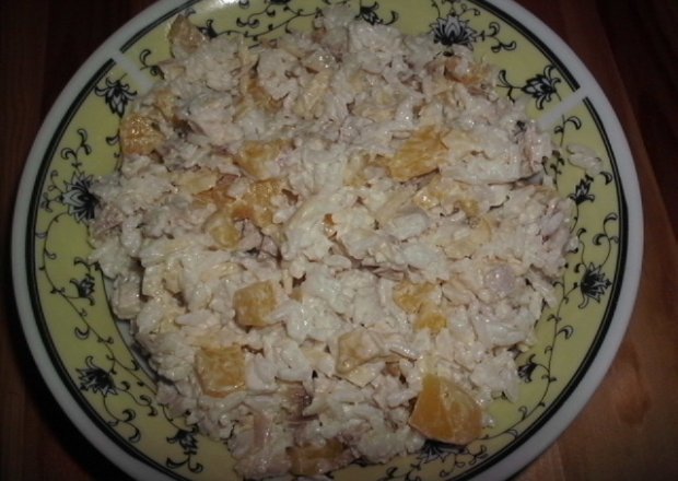 Fotografia przedstawiająca Sałatka ryżowa z pieczonym kurczakiem