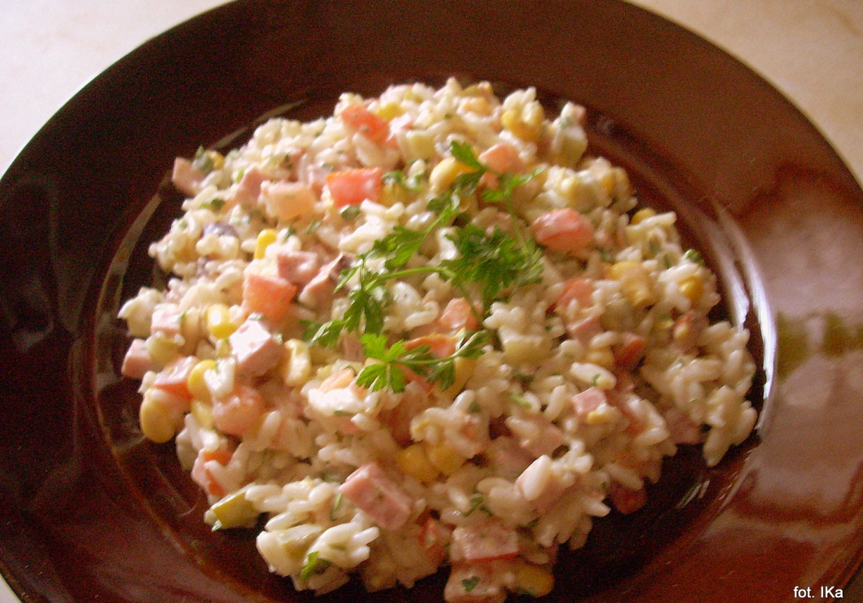 Sałatka ryżowa z różnościami czyli tzw. \"śmietniczka\" foto