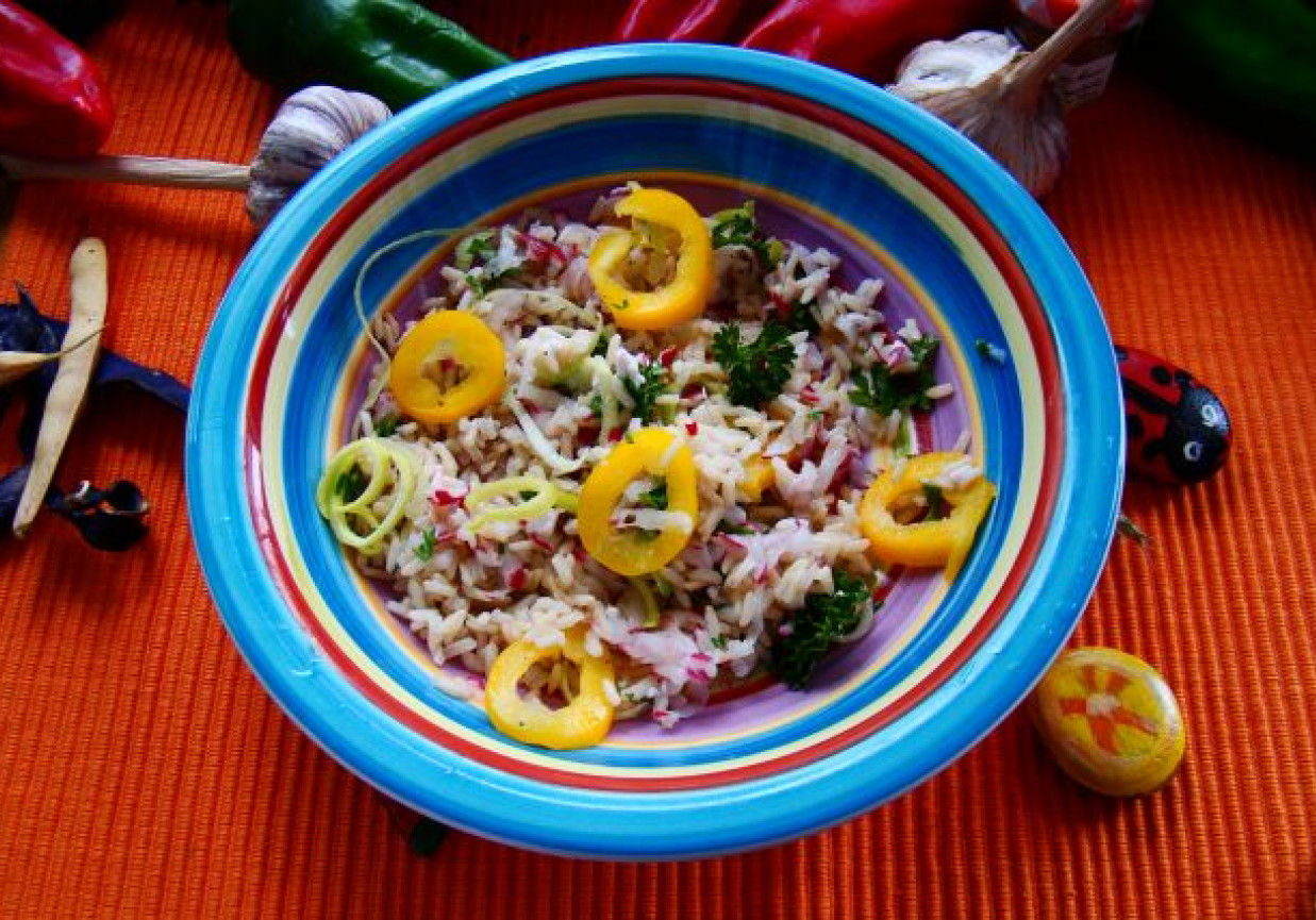 Sałatka ryżowa z rzodkiewką foto