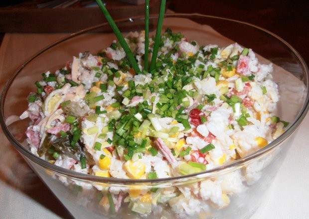 Fotografia przedstawiająca Sałatka ryżowa z salami
