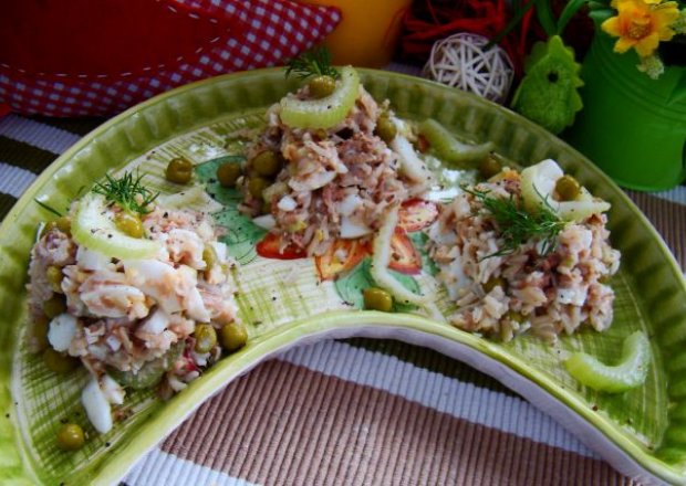 Fotografia przedstawiająca Sałatka ryżowa z selerem,jajkiem  i tuńczykiem