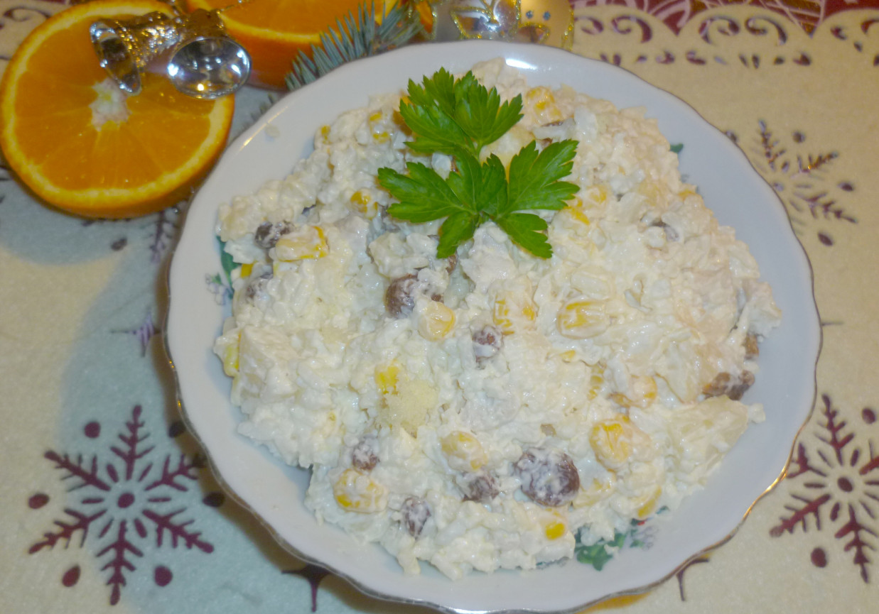 Sałatka ryżowa z serem i kurczakiem foto