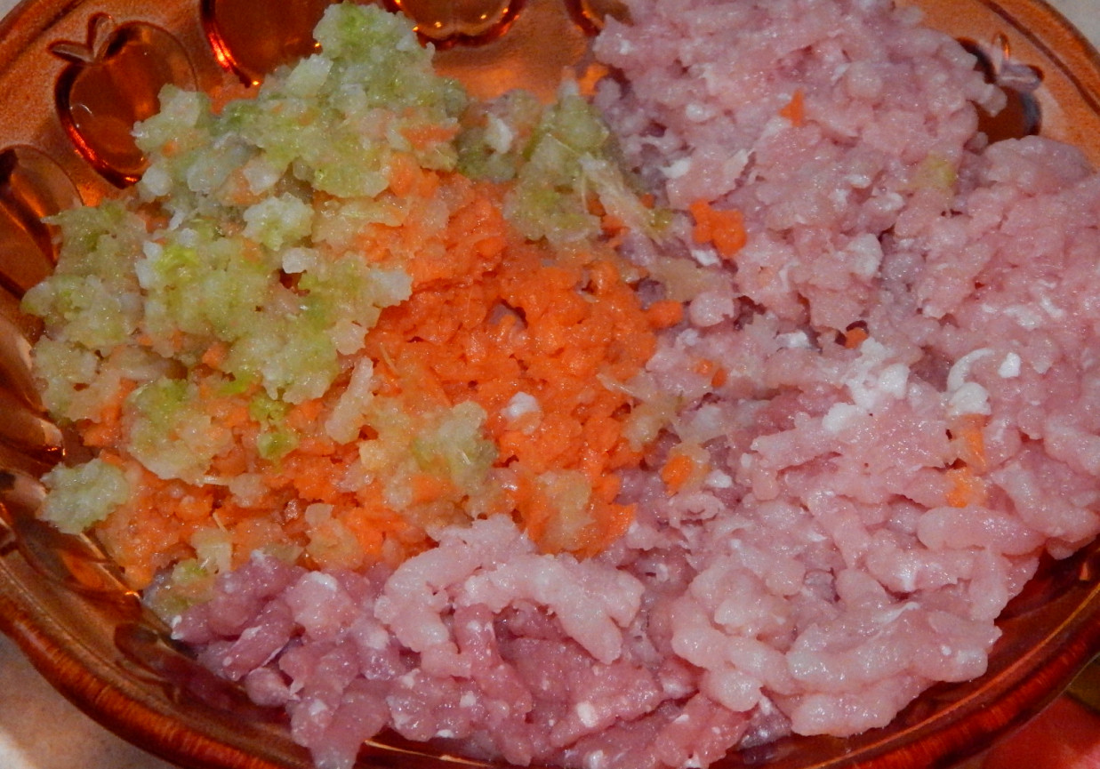 Sałatka ryżowa z surową wędzonką i warzywami  foto