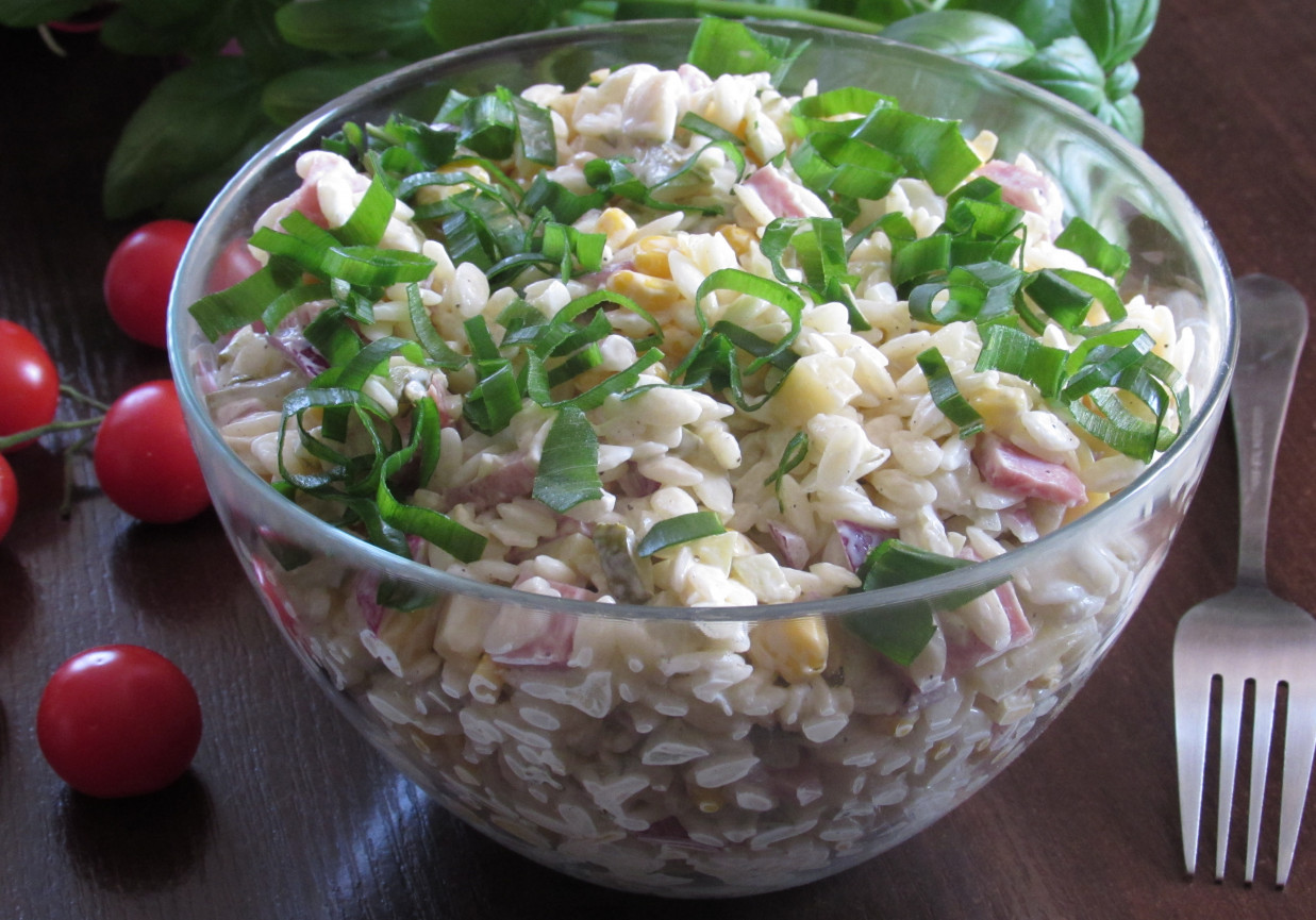 Sałatka ryżowa z szynką i serem foto