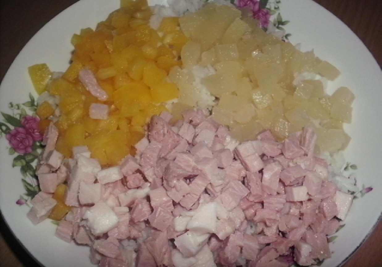 Sałatka ryżowa z szynką wędzoną i żółtymi dodatkami foto
