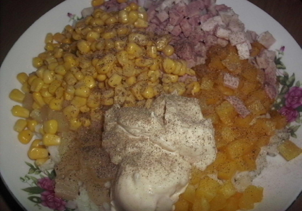 Sałatka ryżowa z szynką wędzoną i żółtymi dodatkami foto