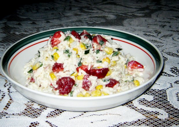 Fotografia przedstawiająca Sałatka ryżowa z truskawkami