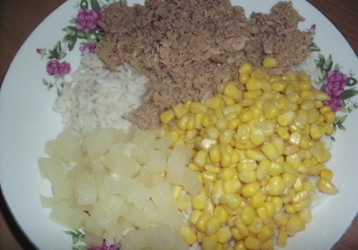 Sałatka ryżowa z tuńczykiem i ananasem foto